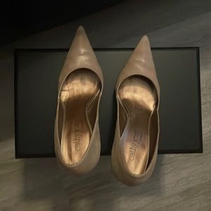 Cathy Jean cream color heels in good condition; size 6 1/2;